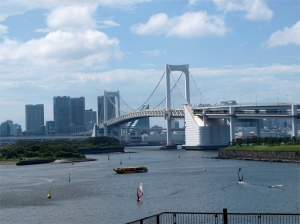 El rainbow bridge que cruza la bahía de Tokyo hasta Odaiba