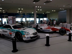Coches de competición de Toyota, en el show room de Palette Town, Odaiba