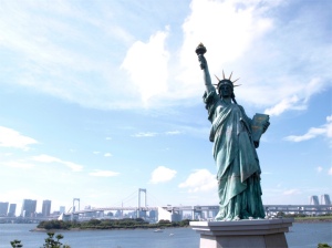 Estatua de la de libertad de Odaiba y el rainbow bridge